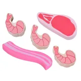 drewniana skrzynka z zestawem mięsnych zabawek na białym tle