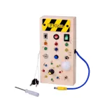 zbliżenie na przyciski i przełączniki na tablicy montessori