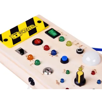 dziecko bawiące się drewnianą tablicą z diodami led