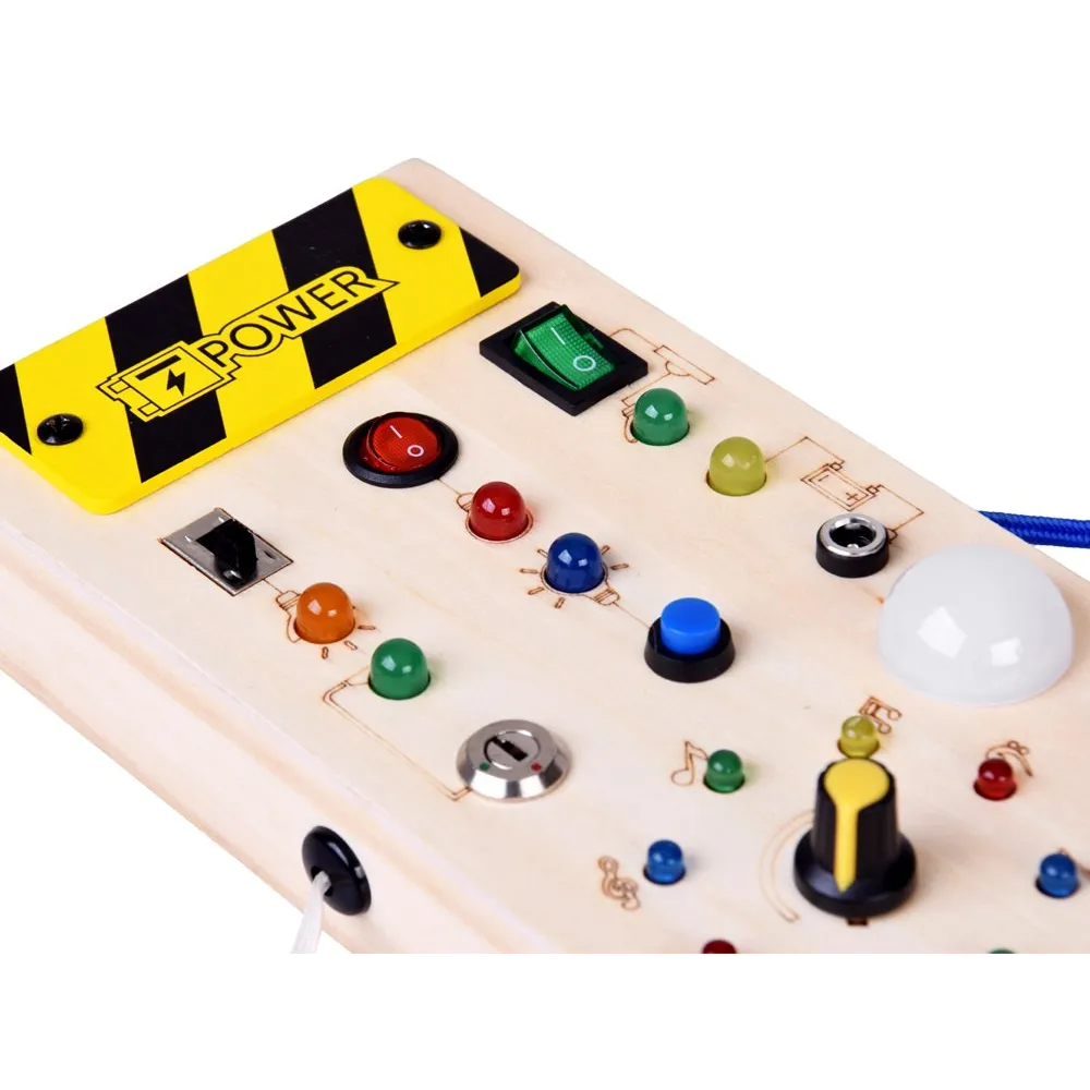 dziecko bawiące się drewnianą tablicą z diodami led