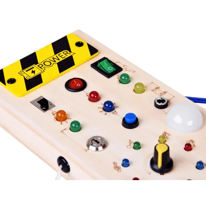 dziecko bawiące się drewnianą tablicą z diodami led