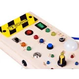 dziecko bawiące się drewnianą tablicą z diodami led