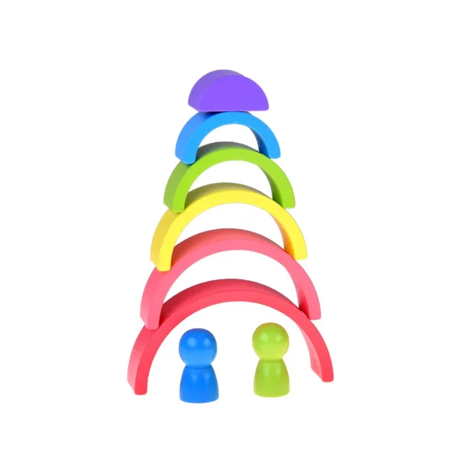 zbliżenie na pionki i klocki w zestawie montessori