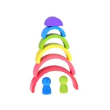 zbliżenie na pionki i klocki w zestawie montessori