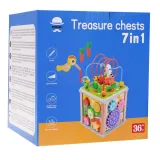 zbliżenie na sorter kształtów i drewniane klocuszki na kostce