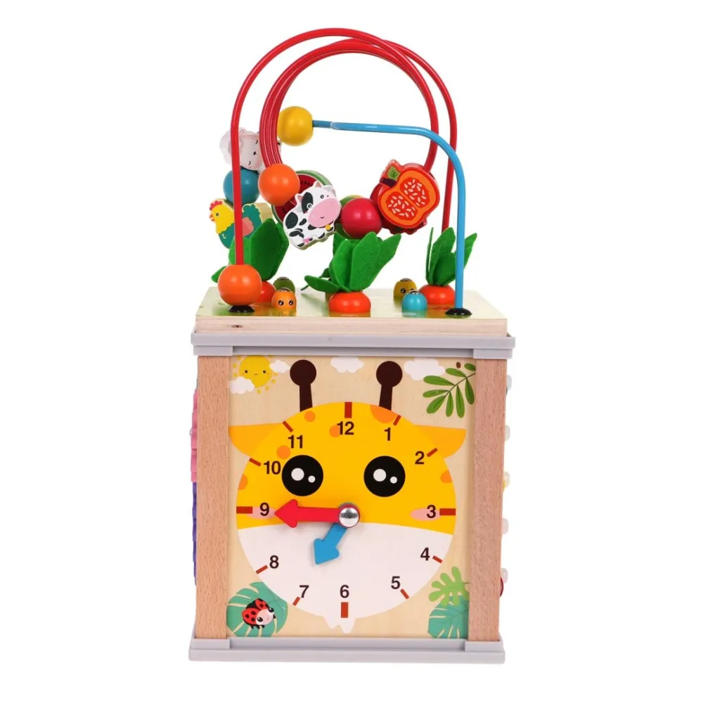 gra zręcznościowa z marchewkami i robaczkami przy drewnianej kostce