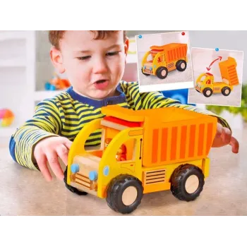 Drewniany samochód dziecięcy podczas unoszenia naczepy