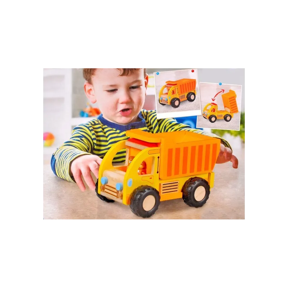 Drewniany samochód dziecięcy podczas unoszenia naczepy