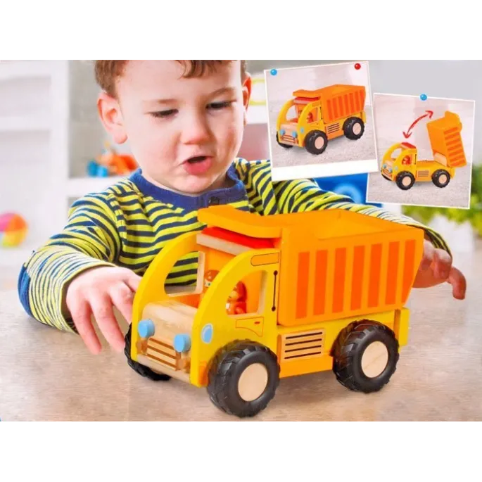 Drewniany samochód dziecięcy podczas unoszenia naczepy