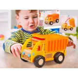 Drewniany samochód dziecięcy podczas unoszenia naczepy