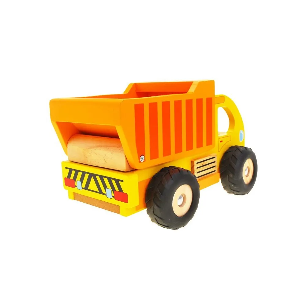 Naturalne drewno i detale zabawki wywrotki na tle dywanu