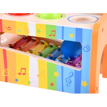 drewniana skrzynka z zamontowanymi cymbałkami oraz kuleczkami