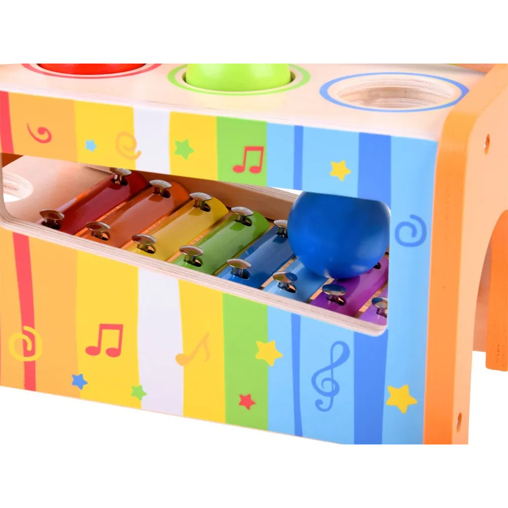 drewniana skrzynka z zamontowanymi cymbałkami oraz kuleczkami