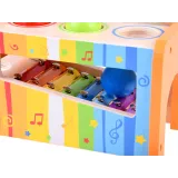 drewniana skrzynka z zamontowanymi cymbałkami oraz kuleczkami