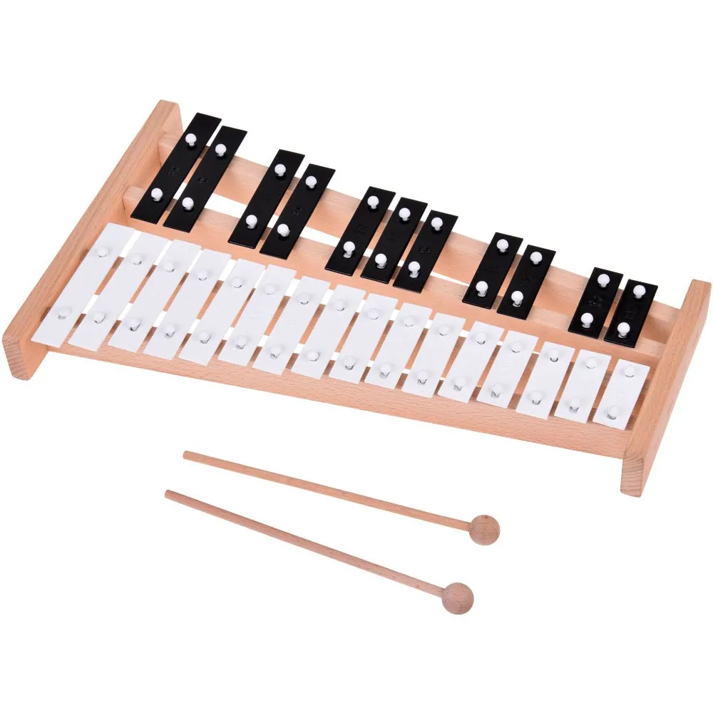 Zbliżenie na czarne i białe płytki cymbałków z wyżłobionymi oznaczeniami