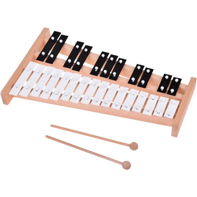 Zbliżenie na czarne i białe płytki cymbałków z wyżłobionymi oznaczeniami