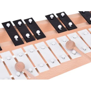 Drewniane pałeczki dołączone do zestawu leżące obok instrumentu