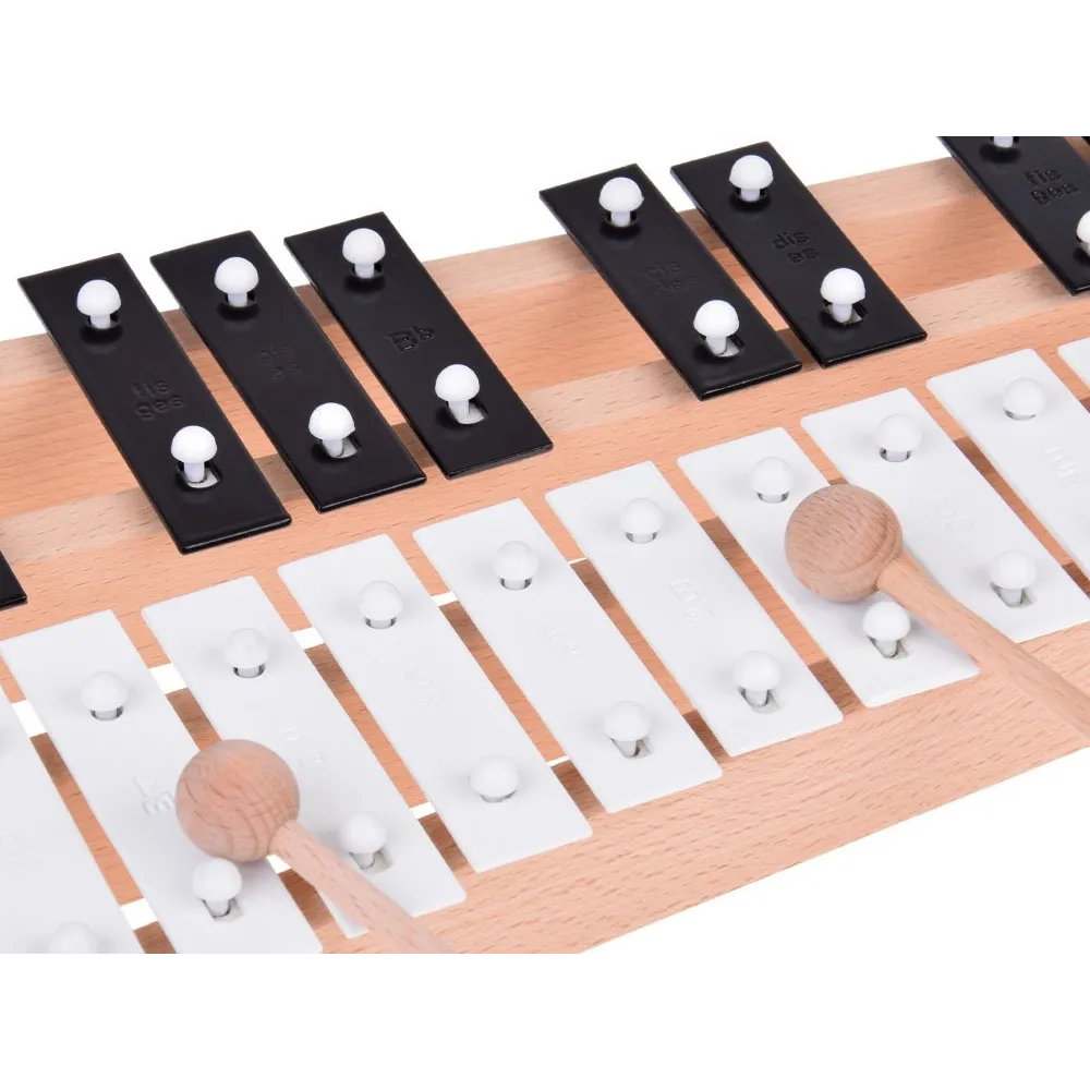 Drewniane pałeczki dołączone do zestawu leżące obok instrumentu