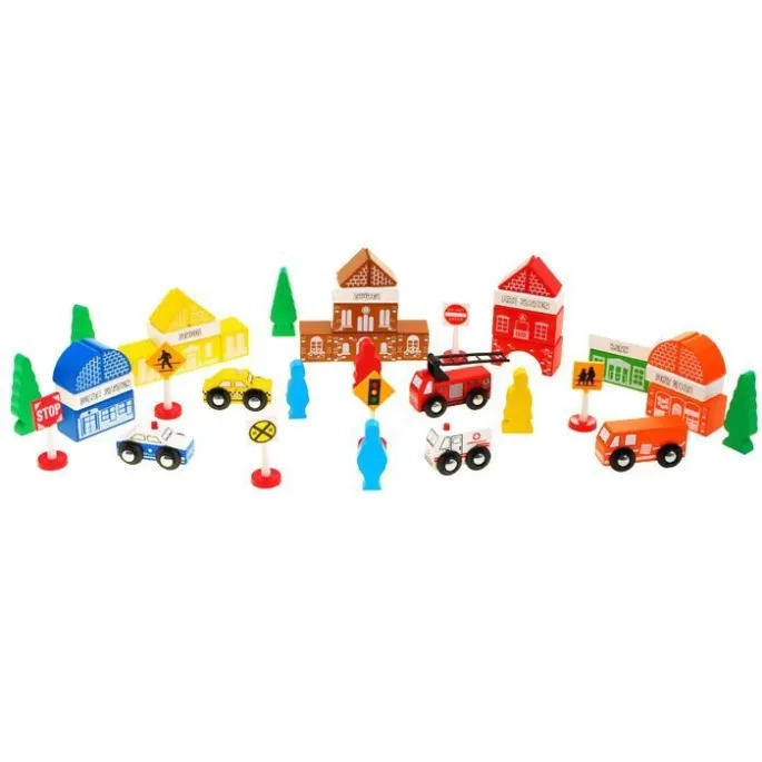 zbliżenie na drewniane pojazdy i budynki z zestawu miasteczko