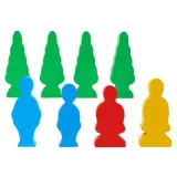 elementy zestawu: pojazdy, postacie i drzewa z klocków drewnianych