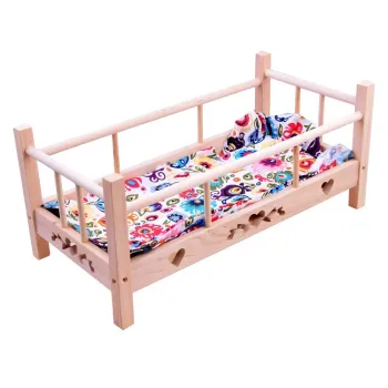 Drewniane łóżeczko dla lalek 50cm z pościelą na białym tle