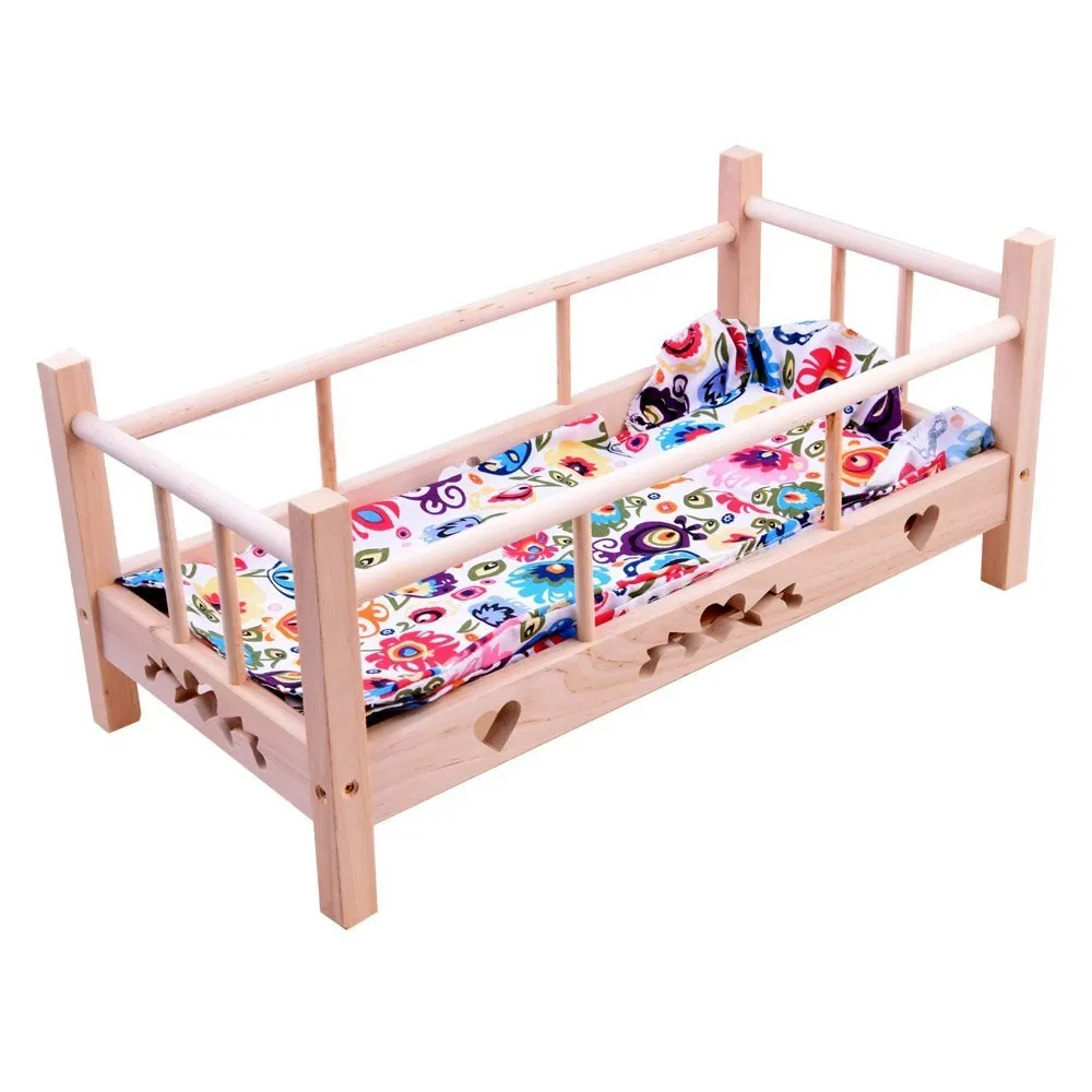 Drewniane łóżeczko dla lalek 50cm z pościelą na białym tle