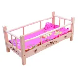 Zbliżenie na pościel dołączoną do łóżeczka dla lalek