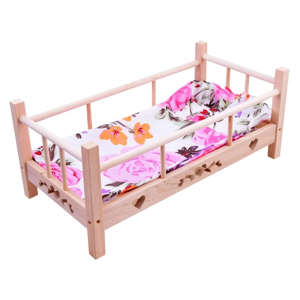 Widok z boku na konstrukcję drewnianego łóżeczka dla lalek