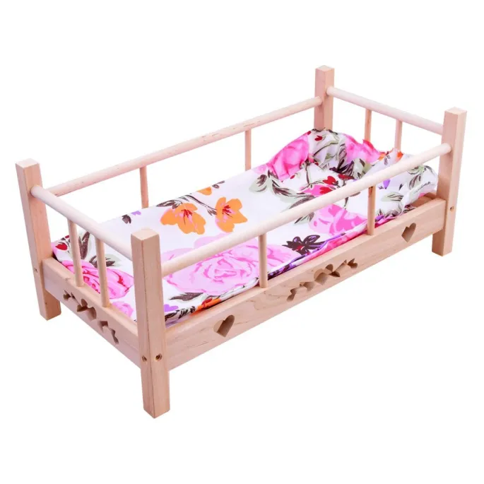 Widok z boku na konstrukcję drewnianego łóżeczka dla lalek