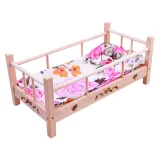 Widok z boku na konstrukcję drewnianego łóżeczka dla lalek