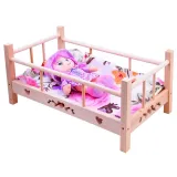 Komplet pościeli: poduszka i kołderka ułożone w łóżeczku