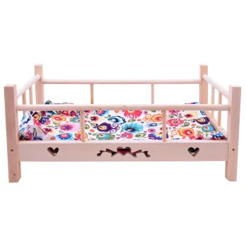 Odpinana pościel w losowych kolorach w drewnianym łóżeczku