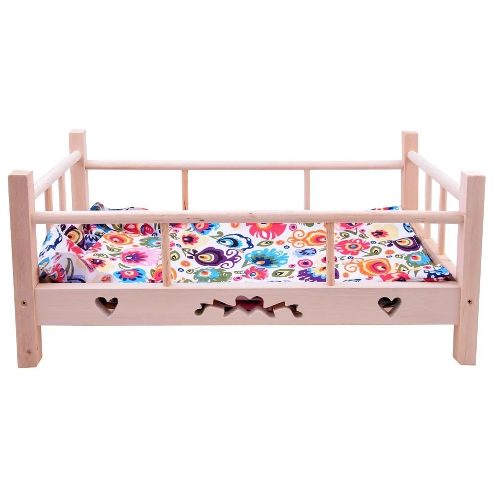 Odpinana pościel w losowych kolorach w drewnianym łóżeczku