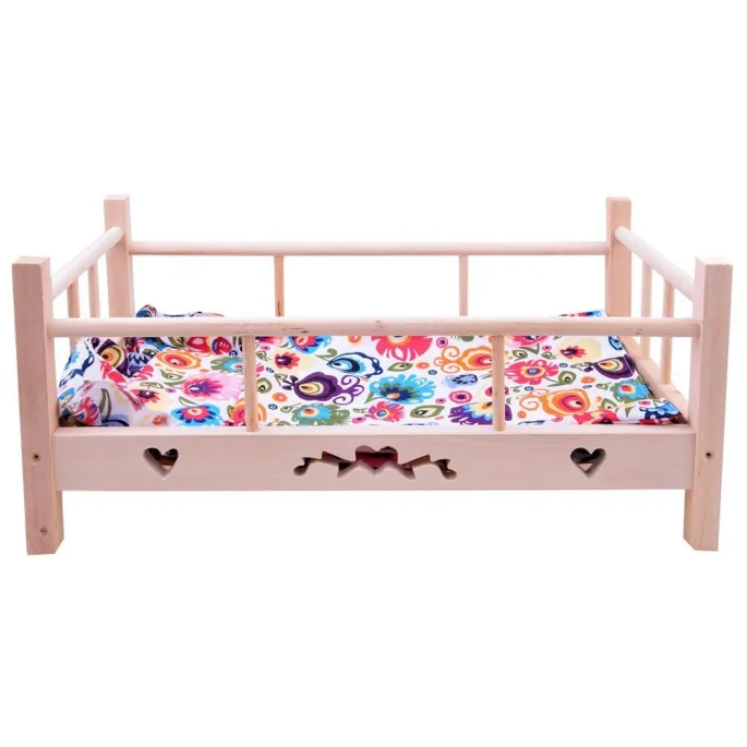 Odpinana pościel w losowych kolorach w drewnianym łóżeczku