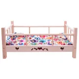 Odpinana pościel w losowych kolorach w drewnianym łóżeczku