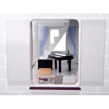 detal elewacji domku z ozdobnymi tujami i donicami