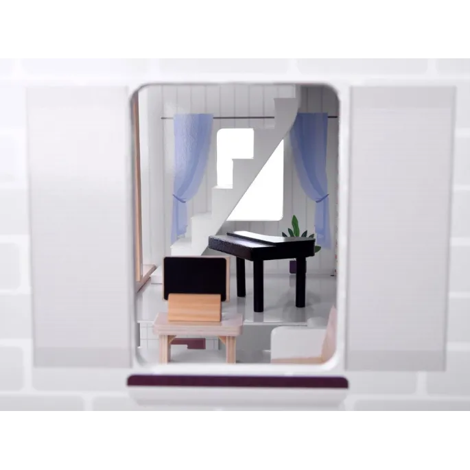 detal elewacji domku z ozdobnymi tujami i donicami