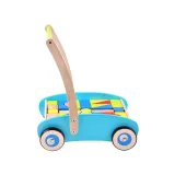 widok pchacza i klocków na jasnym tle