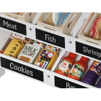 drewniane pojemniczki na warzywa przy straganie z nazwami na tabliczkach