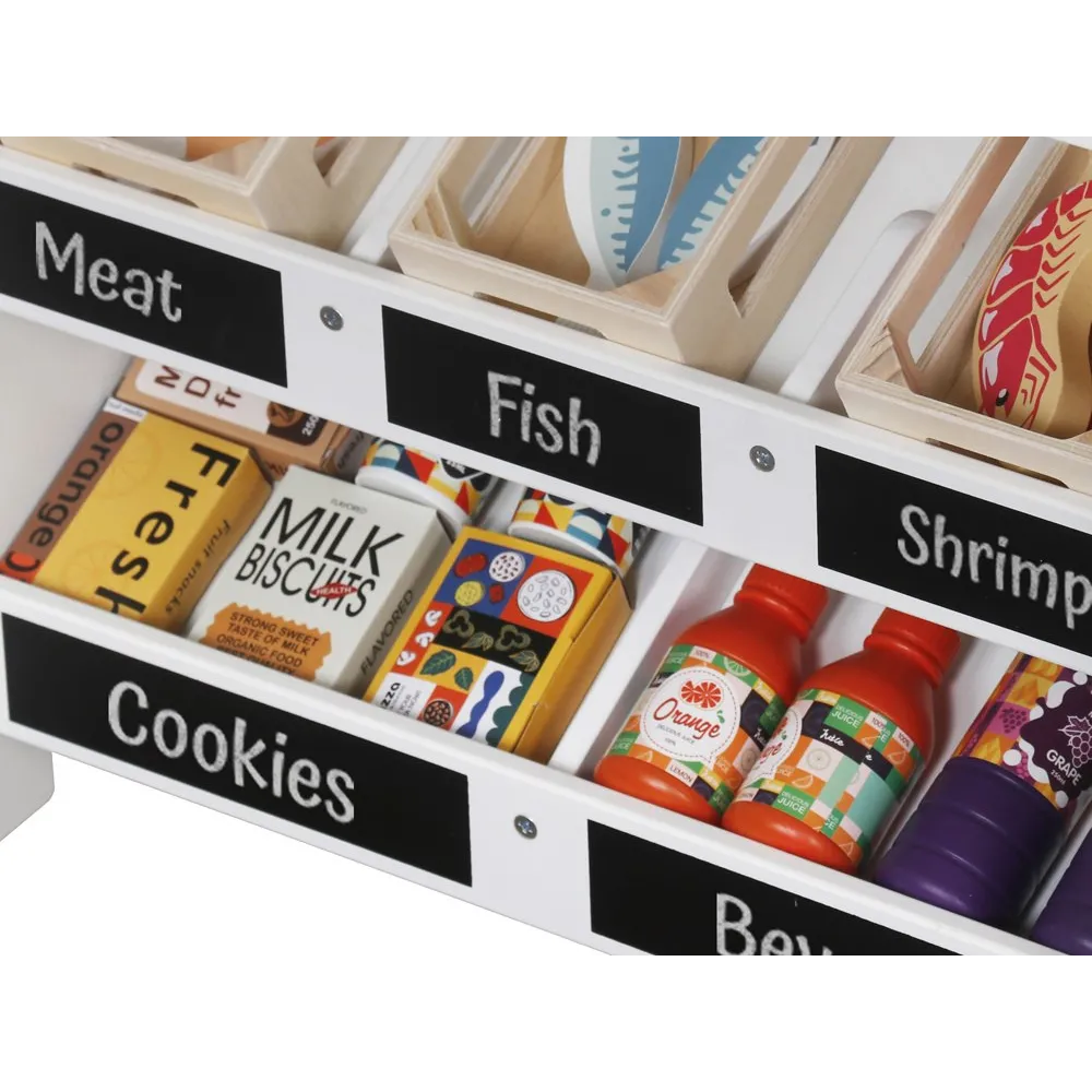 drewniane pojemniczki na warzywa przy straganie z nazwami na tabliczkach