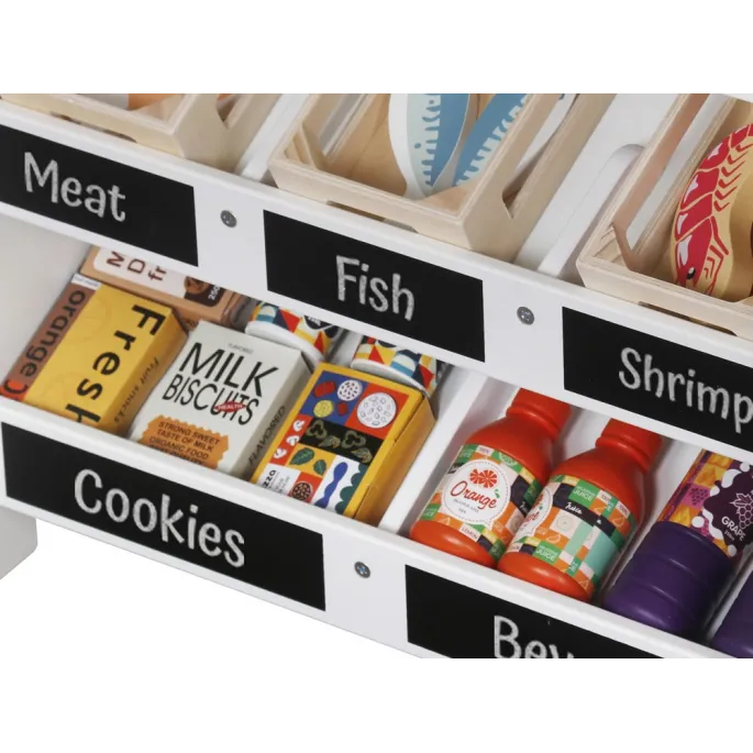 drewniane pojemniczki na warzywa przy straganie z nazwami na tabliczkach