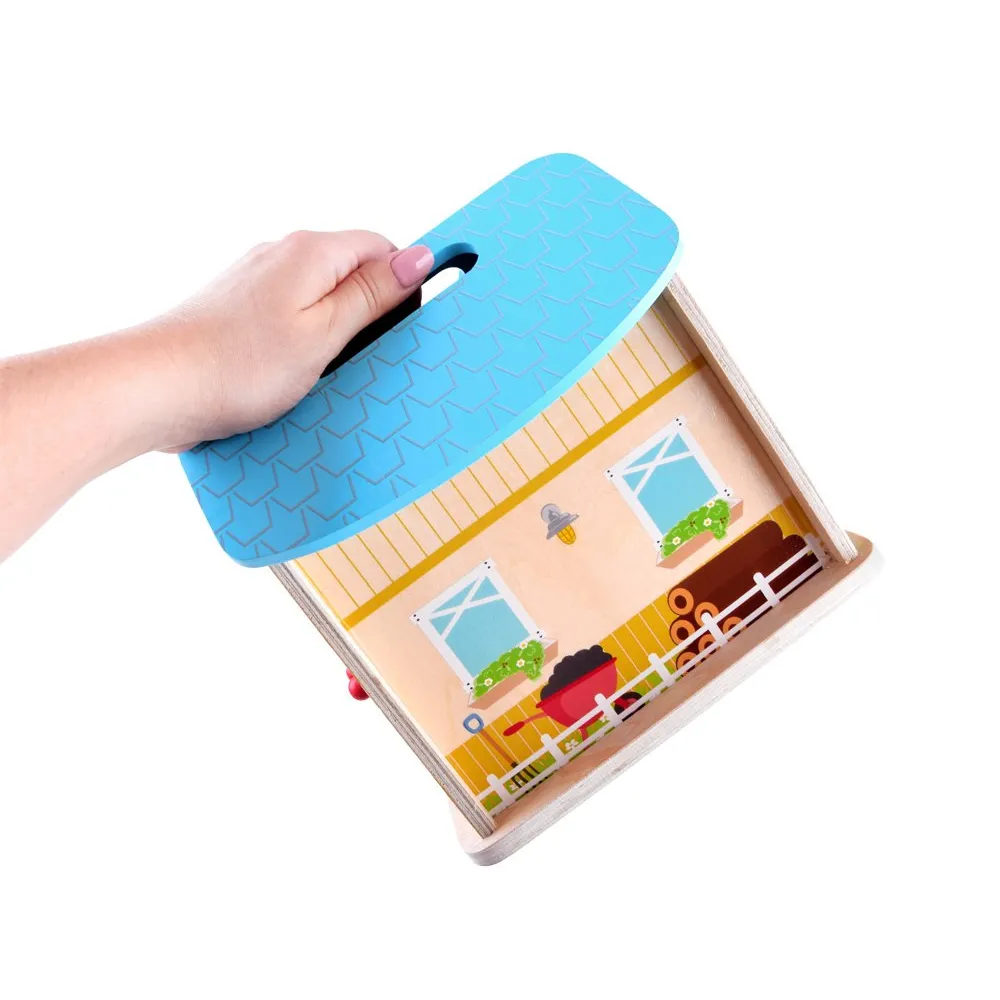 drewniana stodoła zamknięta z uporządkowanymi akcesoriami w środku