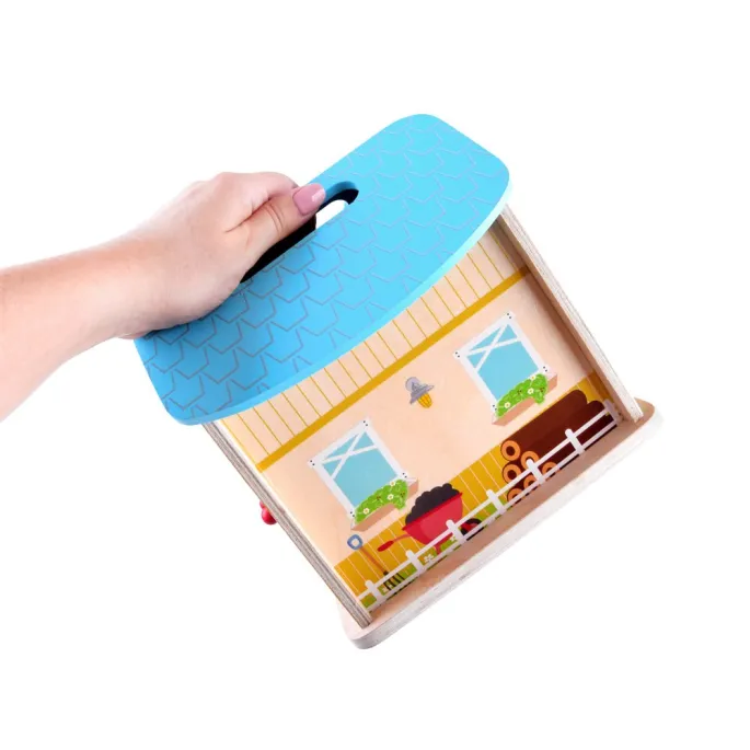 drewniana stodoła zamknięta z uporządkowanymi akcesoriami w środku