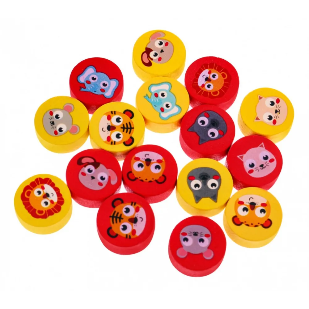 zbliżenie na kolorowe pionki zestawu gier planszowych