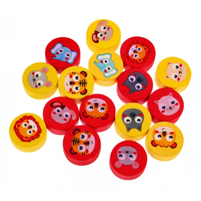 zbliżenie na kolorowe pionki zestawu gier planszowych