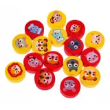 zbliżenie na kolorowe pionki zestawu gier planszowych