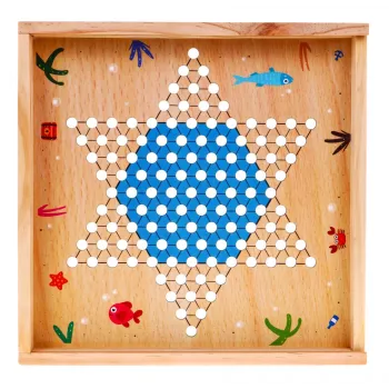 drewniane elementy zestawu na stole podczas rozgrywki