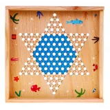 drewniane elementy zestawu na stole podczas rozgrywki