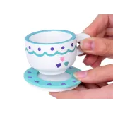 drewniany dzbanuszek na mleko w pastelowych odcieniach na tacy