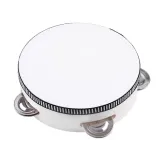 detal tamburyna z drewnianego zestawu muzycznego